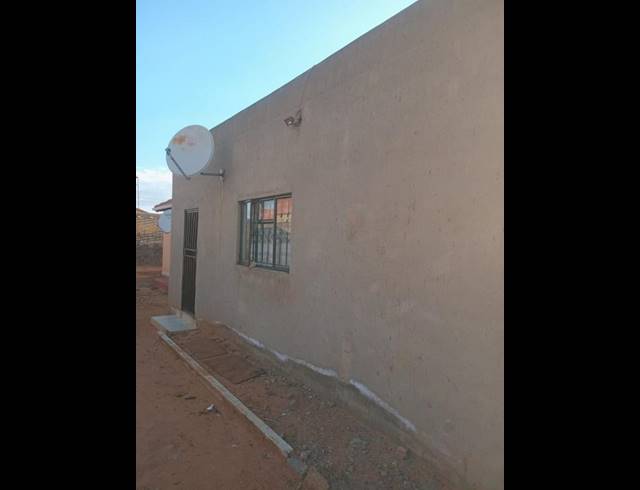 5 BEDROOM HOUSE FOR SALE IN PROTEA GLEN EXT